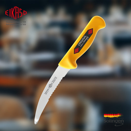 Das geschmiedete Eikaso Darmmesser in einer dekorativen Ansicht, die seine hochwertige Verarbeitung und professionelle Qualität unterstreicht.