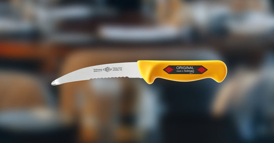 Das Eikaso Gekrösemesser in seiner gesamten Länge, mit Fokus auf den durchgehenden Wellenschliff für präzise und saubere Schnitte.