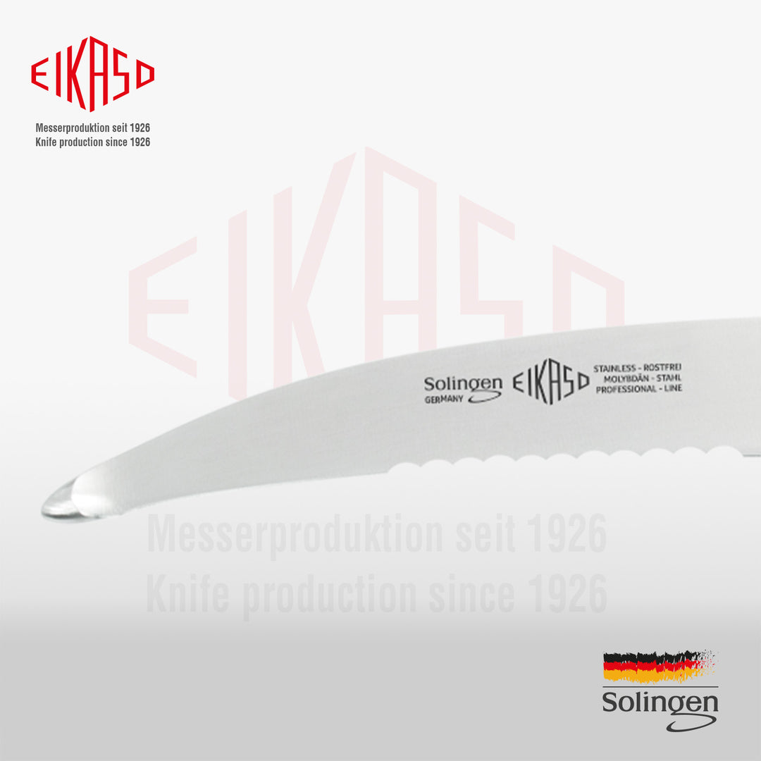 Detailansicht der geschmiedeten Klinge des Eikaso Gekrösemessers. Deutlich zu erkennen sind der scharfe Wellenschliff und die kugelförmige Spitze, die Verletzungen der Organe verhindert